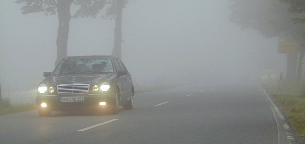 Auto im Nebel